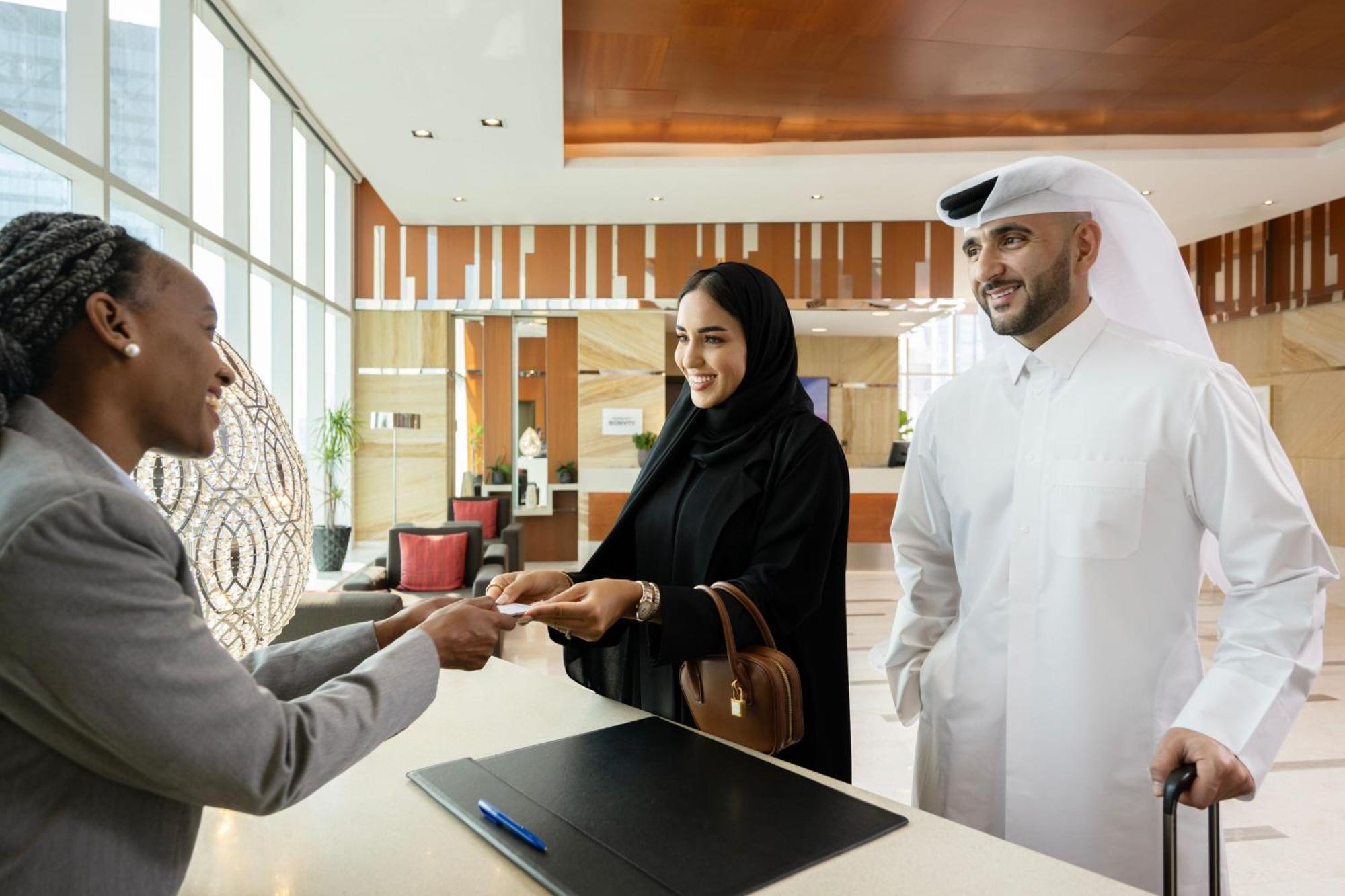Delta Hotels By Marriott City Center Dauhá Exteriér fotografie A hotel receptionist welcomes guests