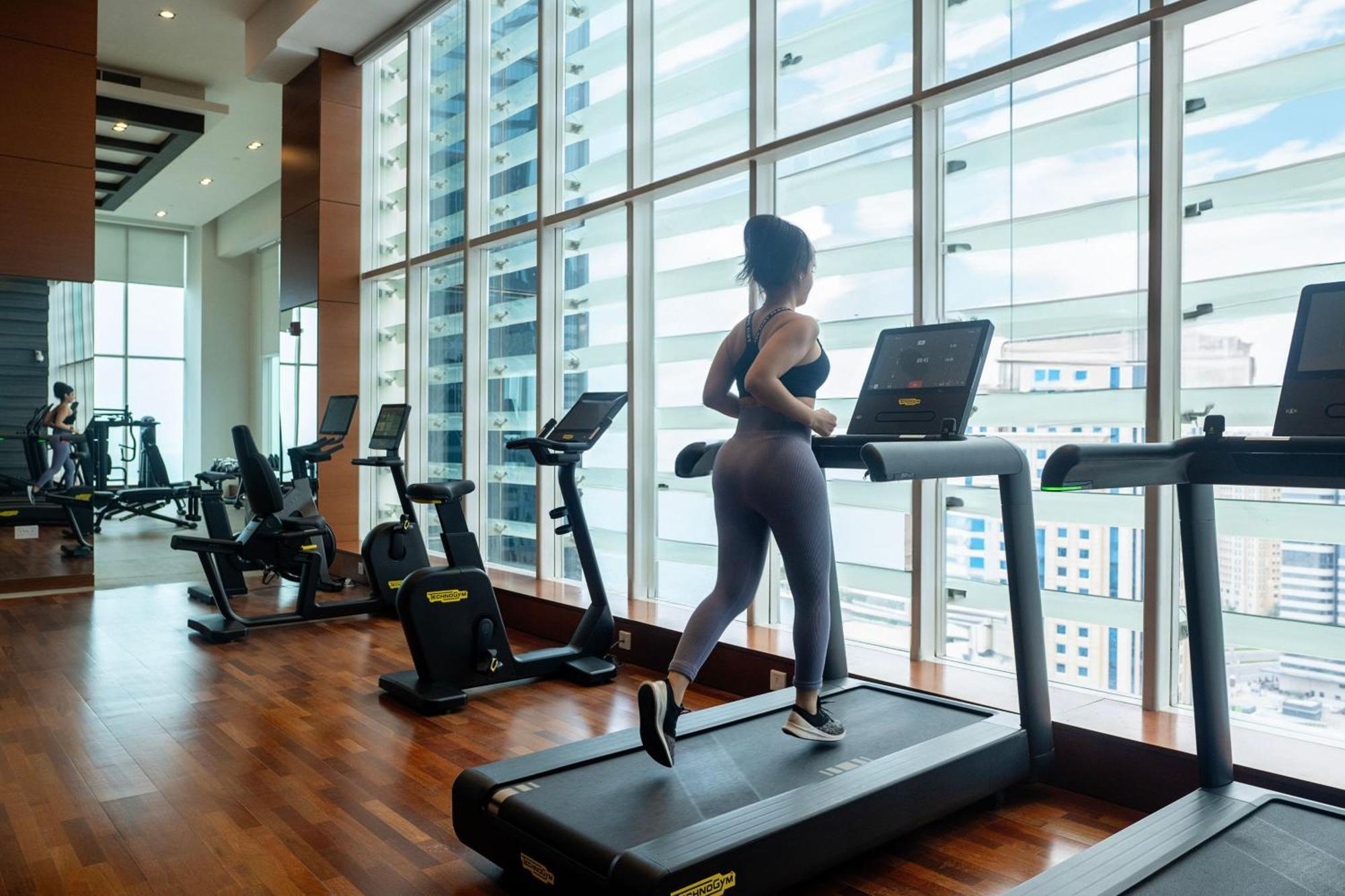 Delta Hotels By Marriott City Center Dauhá Exteriér fotografie A woman exercising on a treadmill