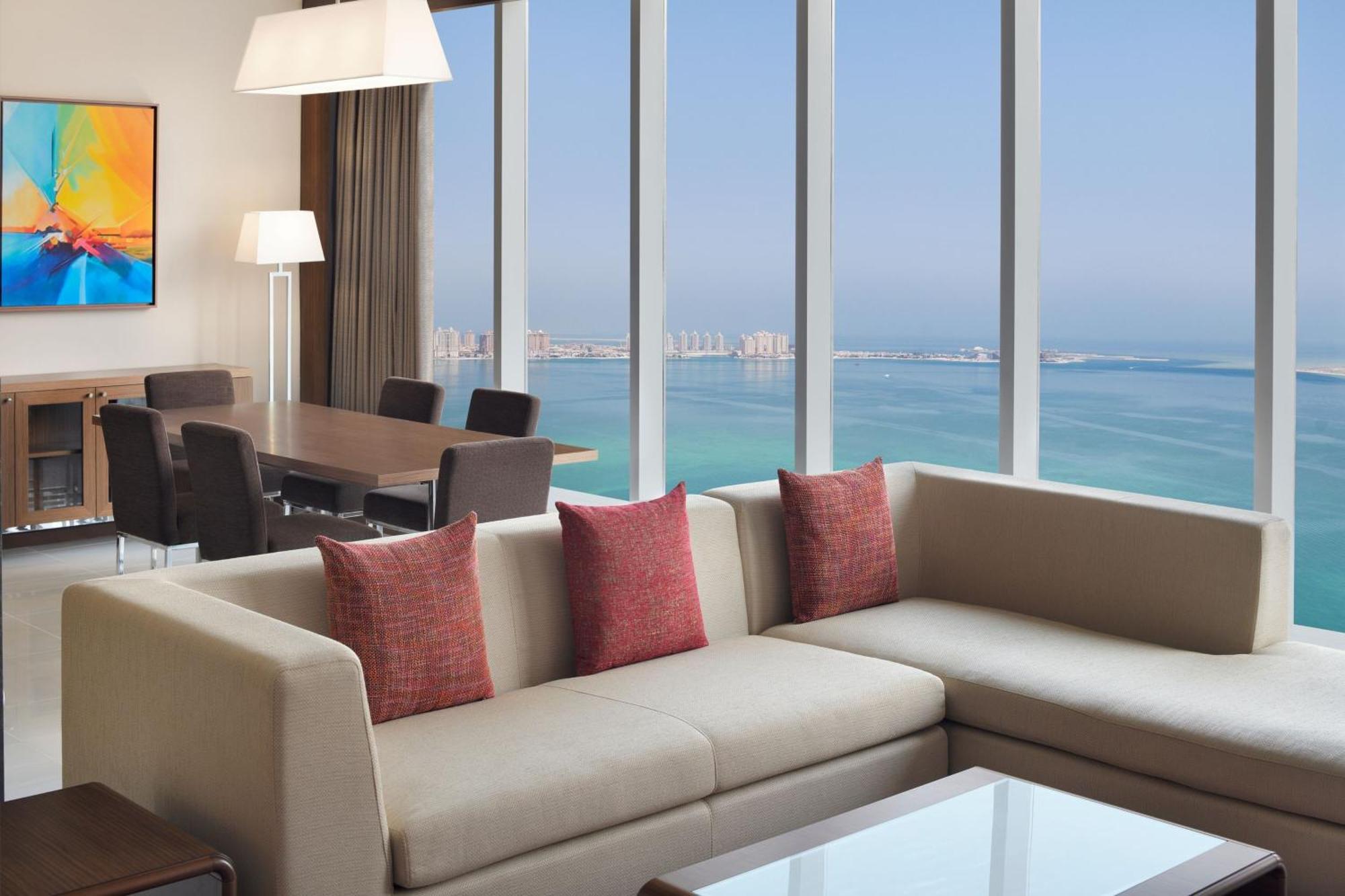 Delta Hotels By Marriott City Center Dauhá Exteriér fotografie A living room in a suite at the Atlantis, The Royal